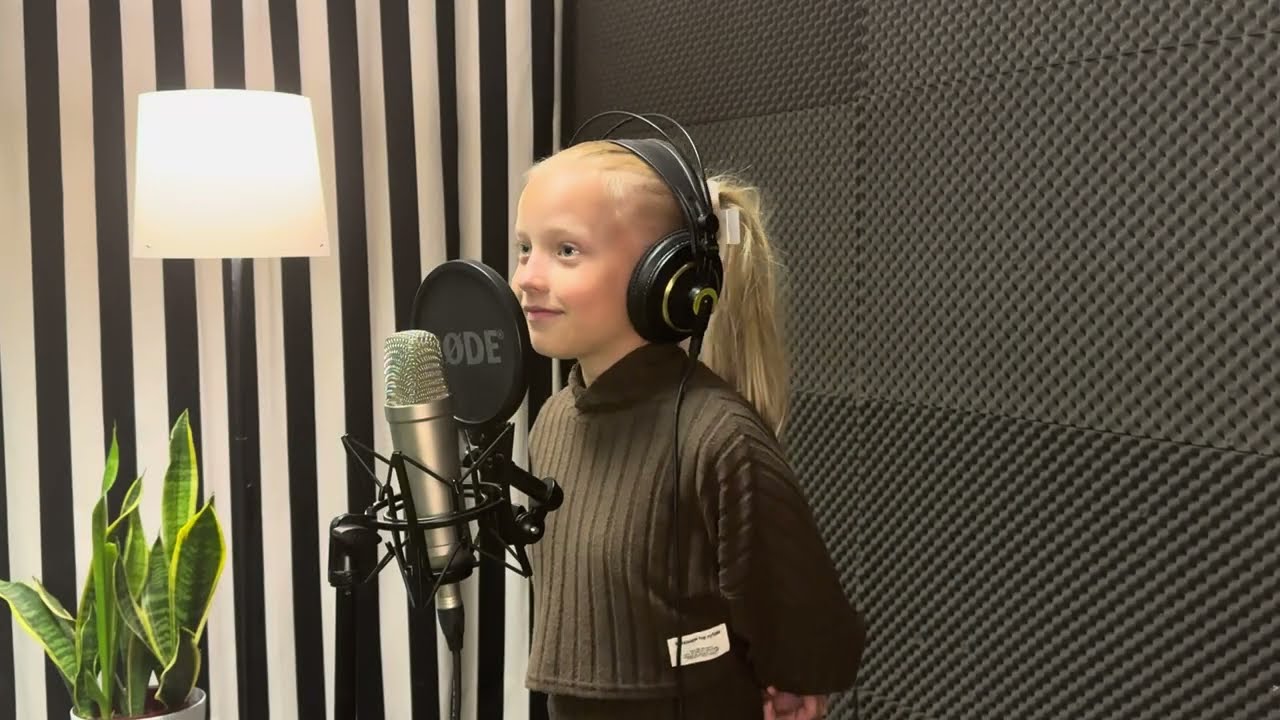 OLIWIA FERENC - Pocztówka z Paryża (cover)
