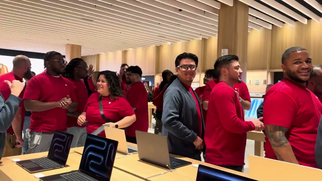 The Grand (re)Opening of Apple Roosevelt Field