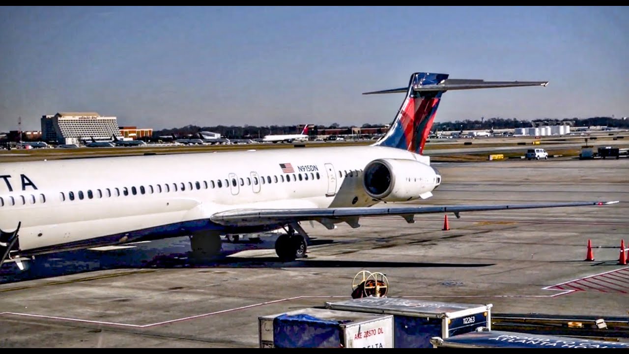 DELTA AIRLINES MD-90 / Atlanta to Charlotte / STEEP TAKEOFF !