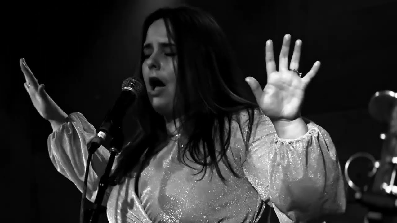 Bee Taylor Live at The Burl Horse Runnin'