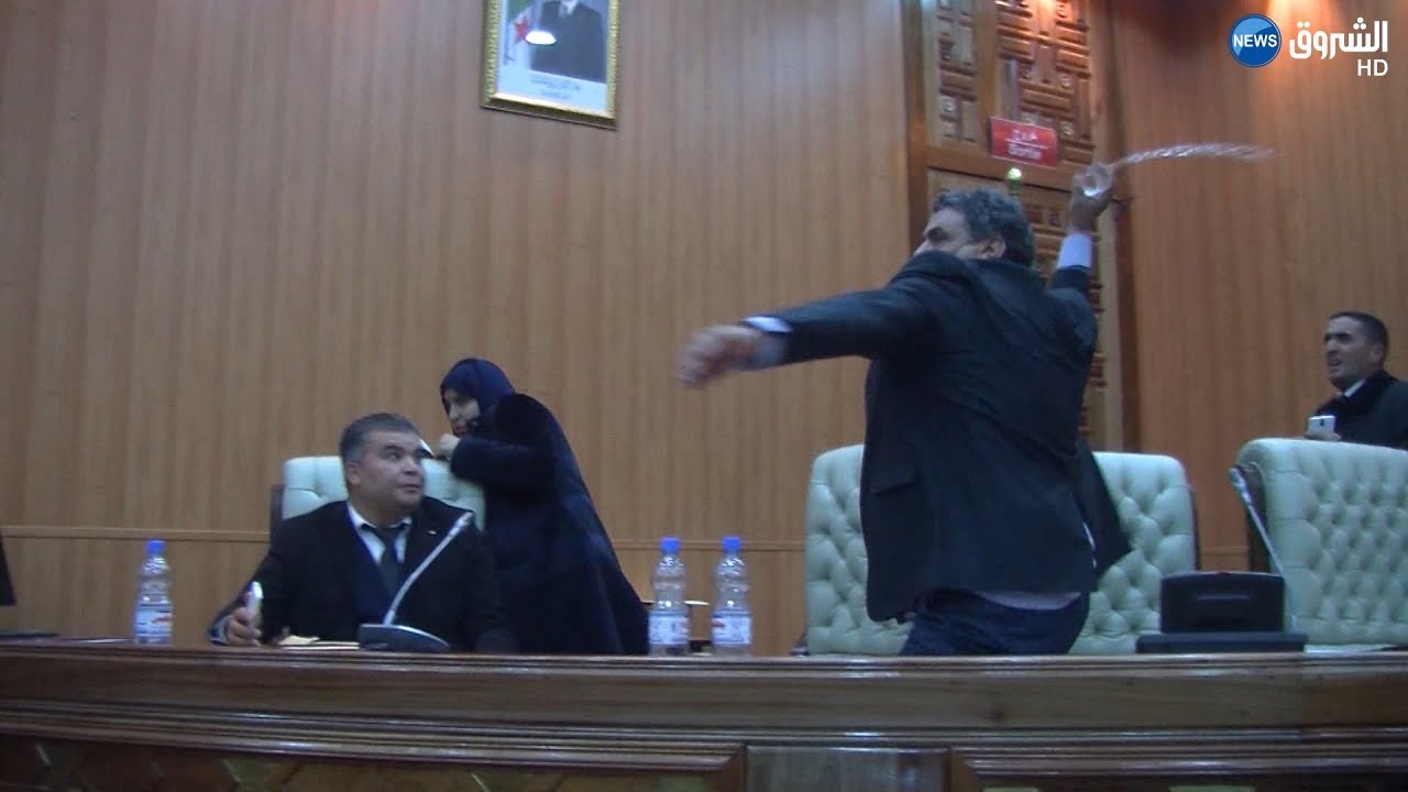شاهد.. شجار وركل وصدام أثناء انتخاب رئيس المجلس الشعبي الولائي بتبسة