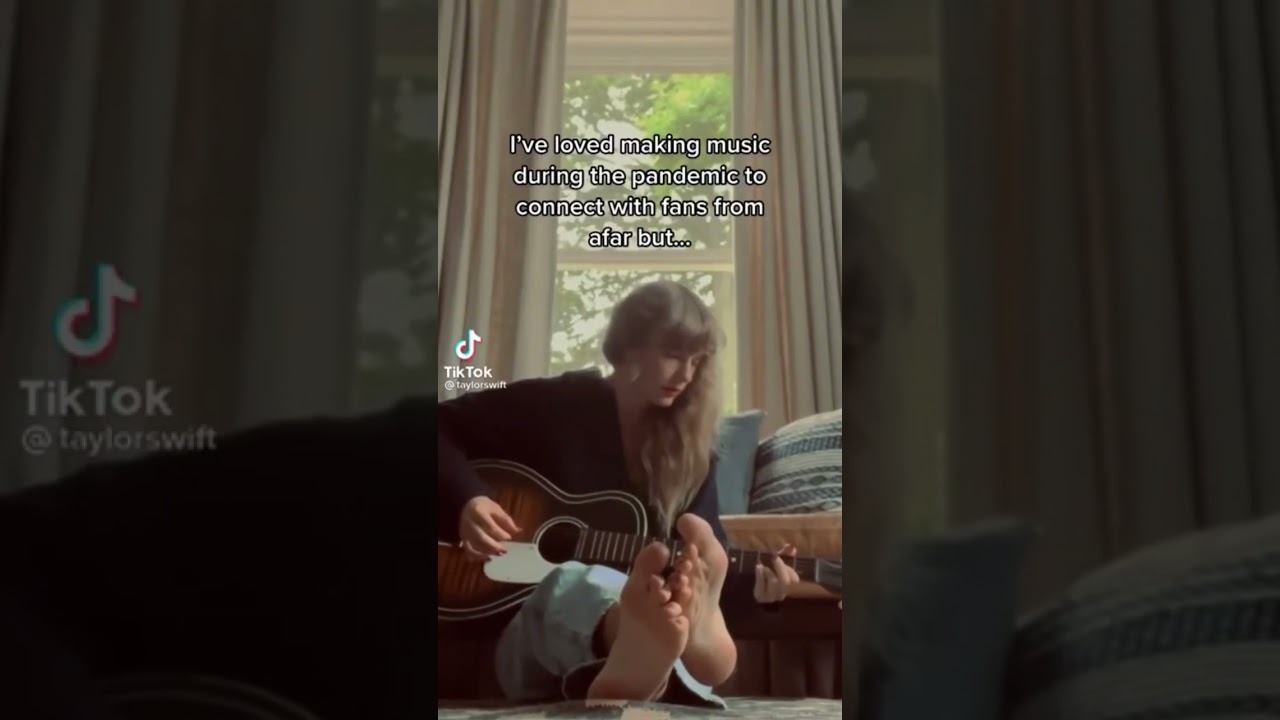 Taylor Swift Feet Showoff 