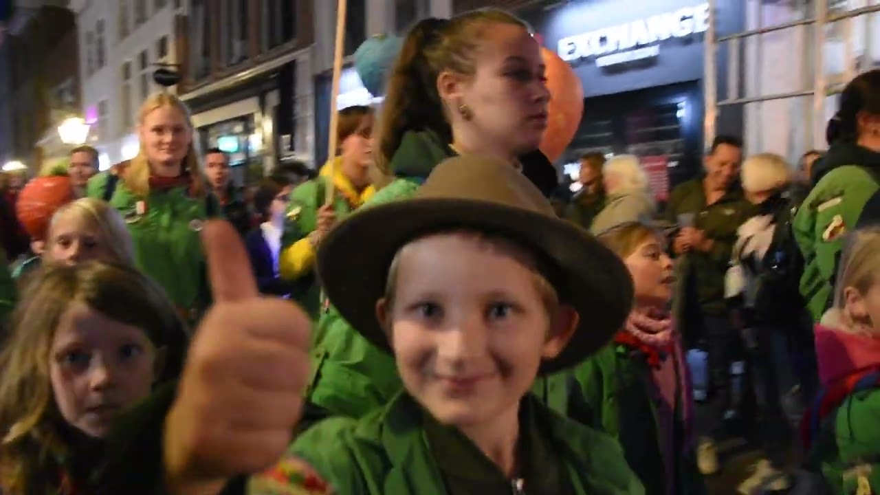 3 Oktober 2022 Taptoe. De ene helft van Leiden kijkt naar de andere helft.  www. leidseglibber.nl