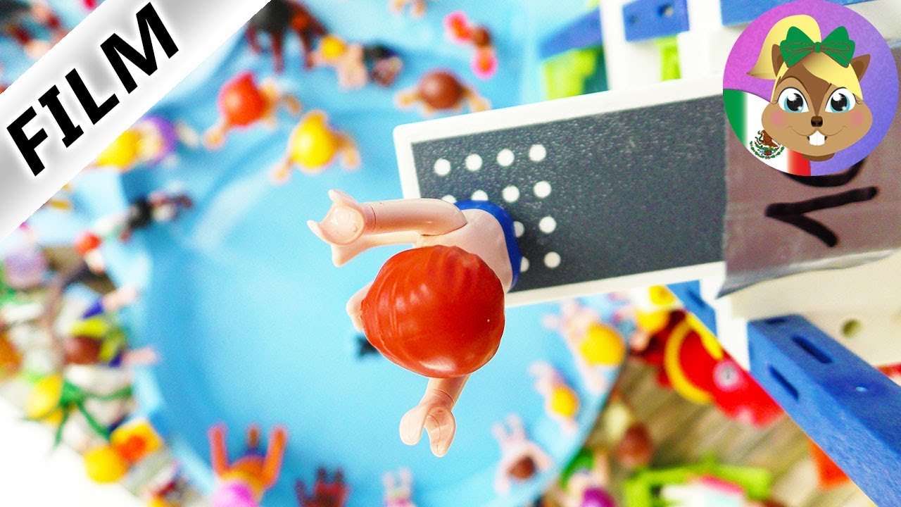 Series de Playmobil | TORNEO DE CLAVADOS EN PARQUE DE AGUA JULIAN SALTA DEL TRAMPOLÍN DE 10 M
