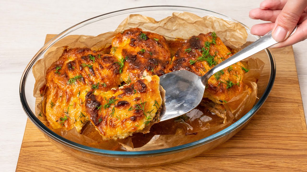 So lecker gebackenes Fleisch mit Pilzen, Tomaten und Käse haben Sie noch nie gegessen.