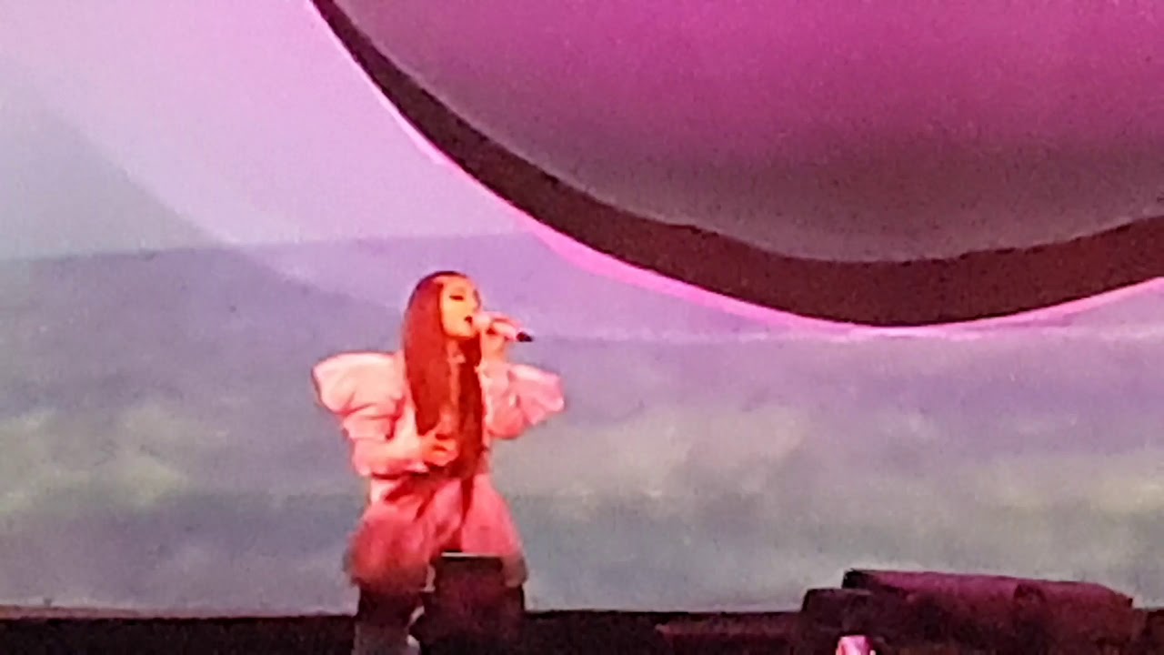 R.E.M - Ariana Grande Sweetener Tour, Hamburg