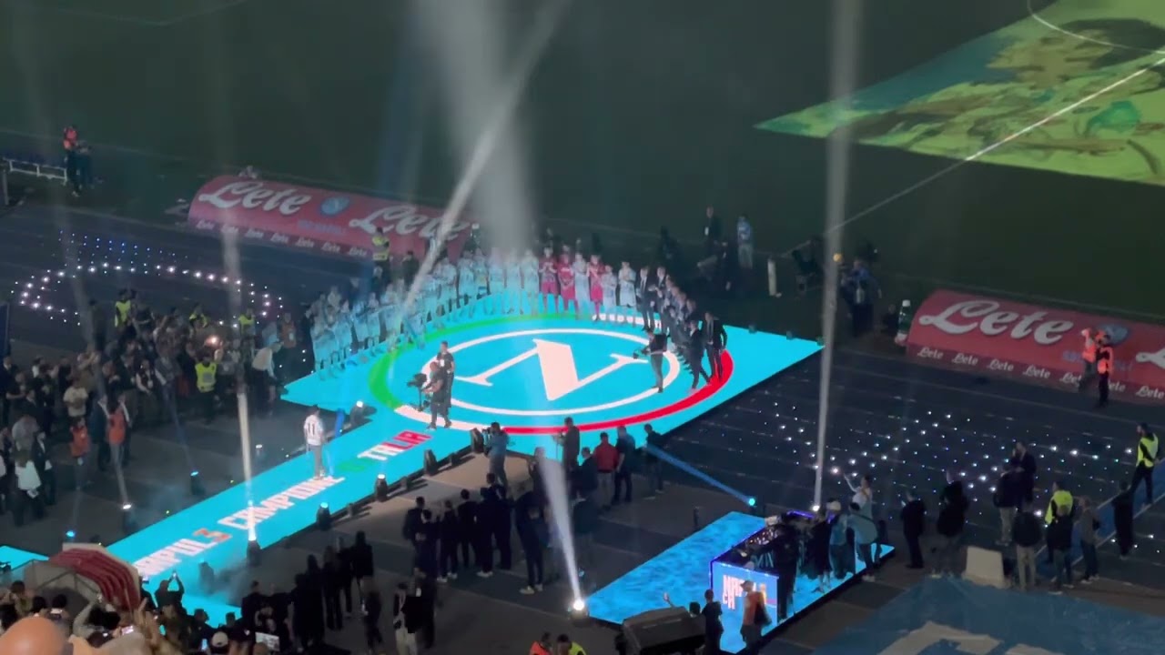 Giocatori del Napoli entrano in campo per la festa Scudetto 😍