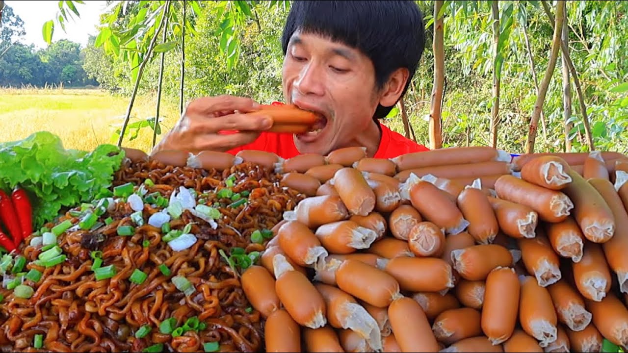 ไส้กรอกเนื้อหนังกรอบบะหมี่เผ็ดแกล้มผักสดแซ่บคักอีหลีครับพี่น้องMUKBANG EATING SHOW/โก้อีสานพาแดก