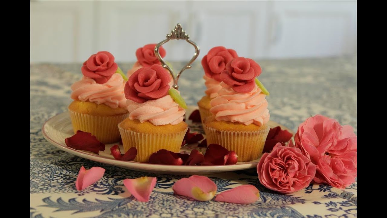 Versier cupcakes met een toef en een roos