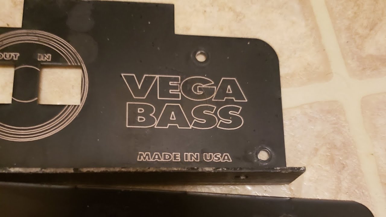 О, это ужасно... фу, мерзко... фу. Бас-гитара Vintage Vega Bass 3200 и пылезащитный колпачок. Час...