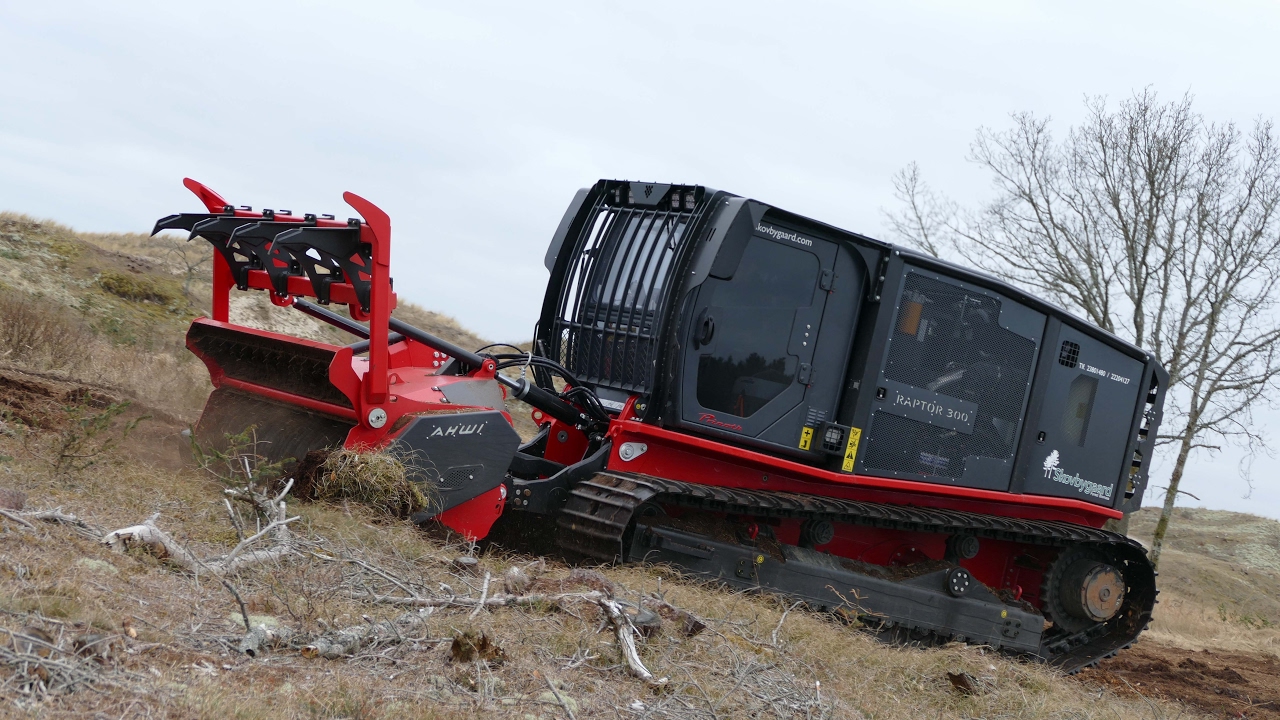 Prinoth Raptor 300 with M650 Mulcher | Crushing Branches & Stumps | Skovbygaard