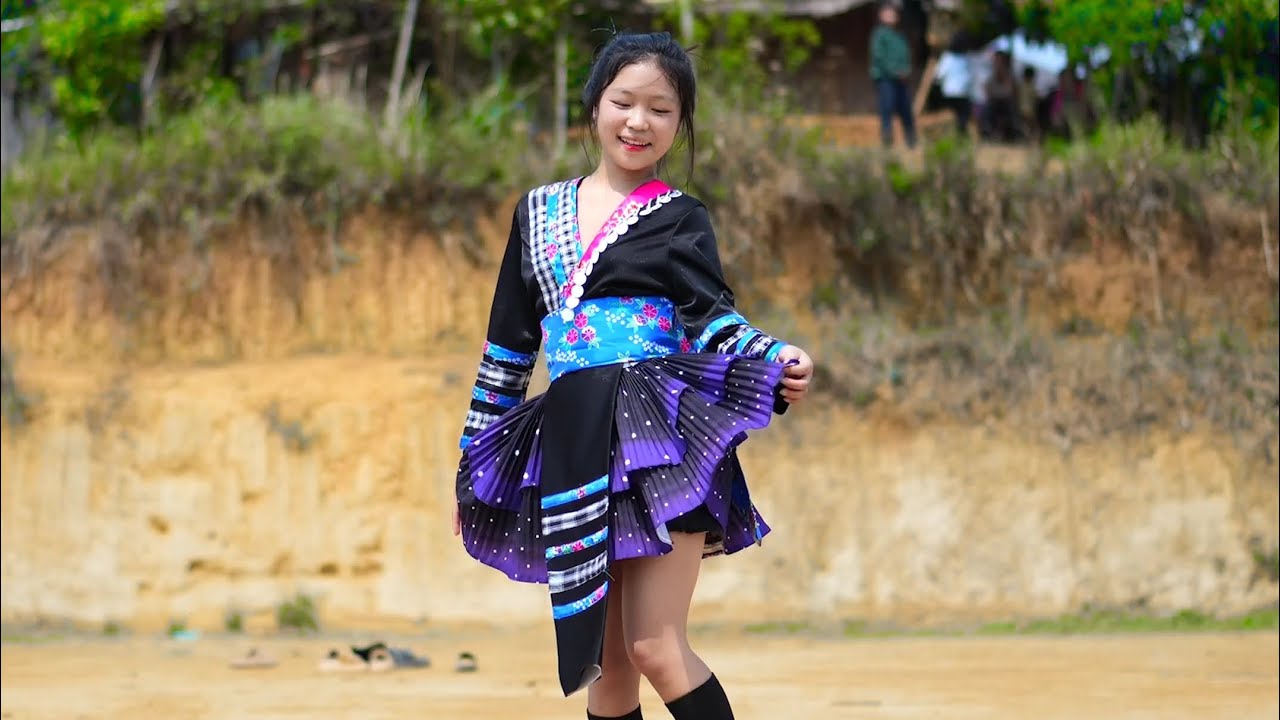 (Nkauj Zoo) Seev Cev_Suab Ngiav Tu Moo _Mas Muas -Em Gái H'mông Nhảy Cực Hay Còn Xinh Nữa Rất Mê