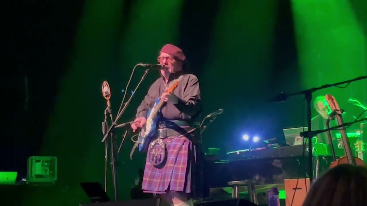ELVIS COSTELLO & THE IMPOSTERS - GREEN SHIRT After Elvis Discusses His 