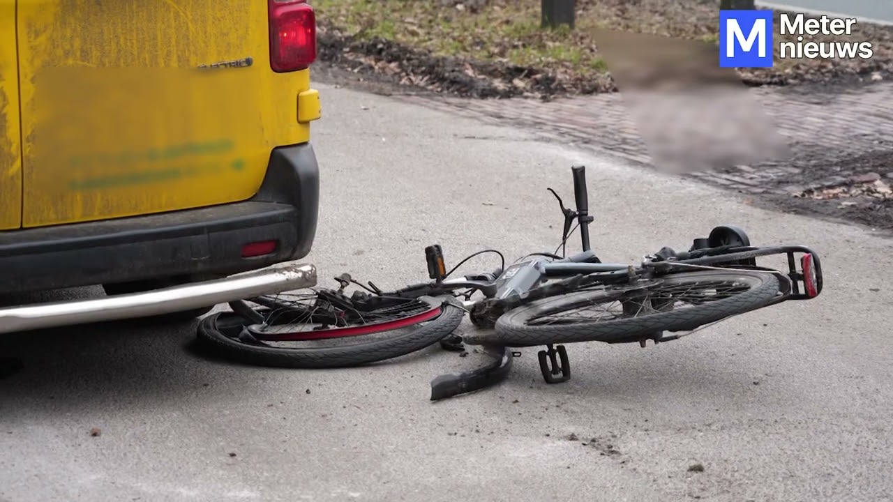 Fietser tegen busje pakketbezorger in Nietap