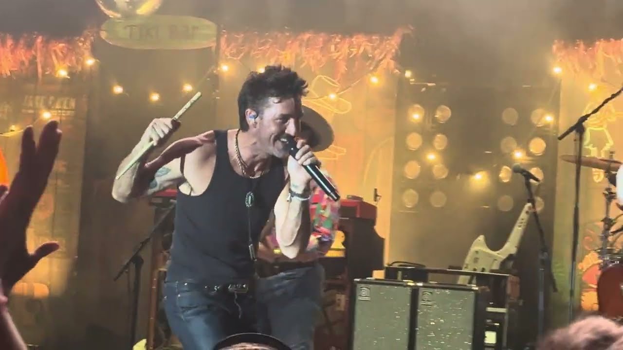 JAKE OWEN SINGS DAYS OF GOLD LIVE IN FLORIDA #sfrose #jakeowen #days #of #gold #country #fyp 