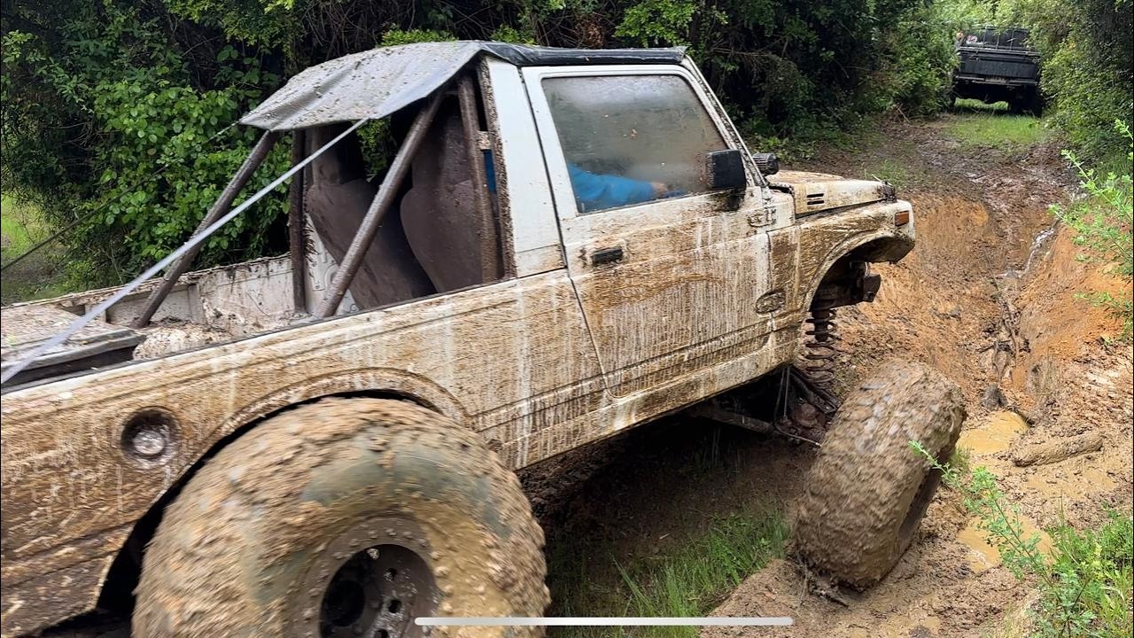 ¡Duelo Brutal! Toyota Hilux 2RZ vs Samurai 3SGE BEAMS 🚙💥 Desafío 4x4 Off Road Extremo