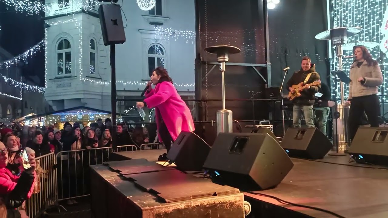 TANJA ŽAGAR S SPREMLJEVALNO SKUPINO LARMA NA PTUJU