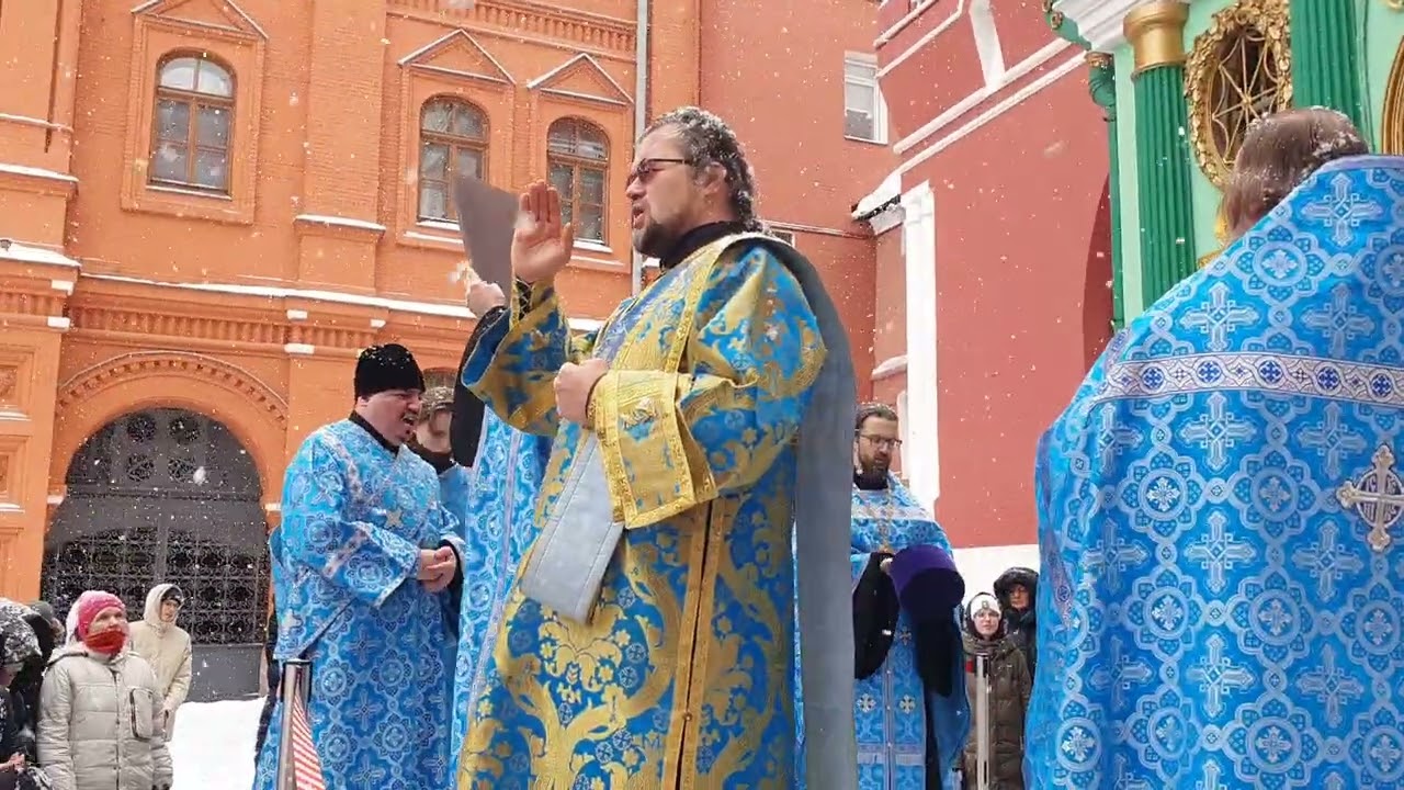КРАСНАЯ ПЛОЩАДЬ, МОЛЕБЕН у ЧАСОВНИ ИВЕРСКОЙ ИКОНЫ БОЖЬЕЙ МАТЕРИ