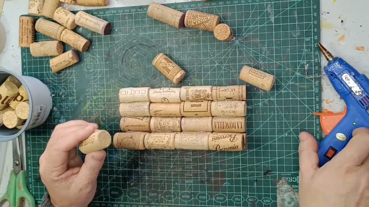 Manualidad con reciclaje usando CORCHOS de VINO. SERVILLETERO