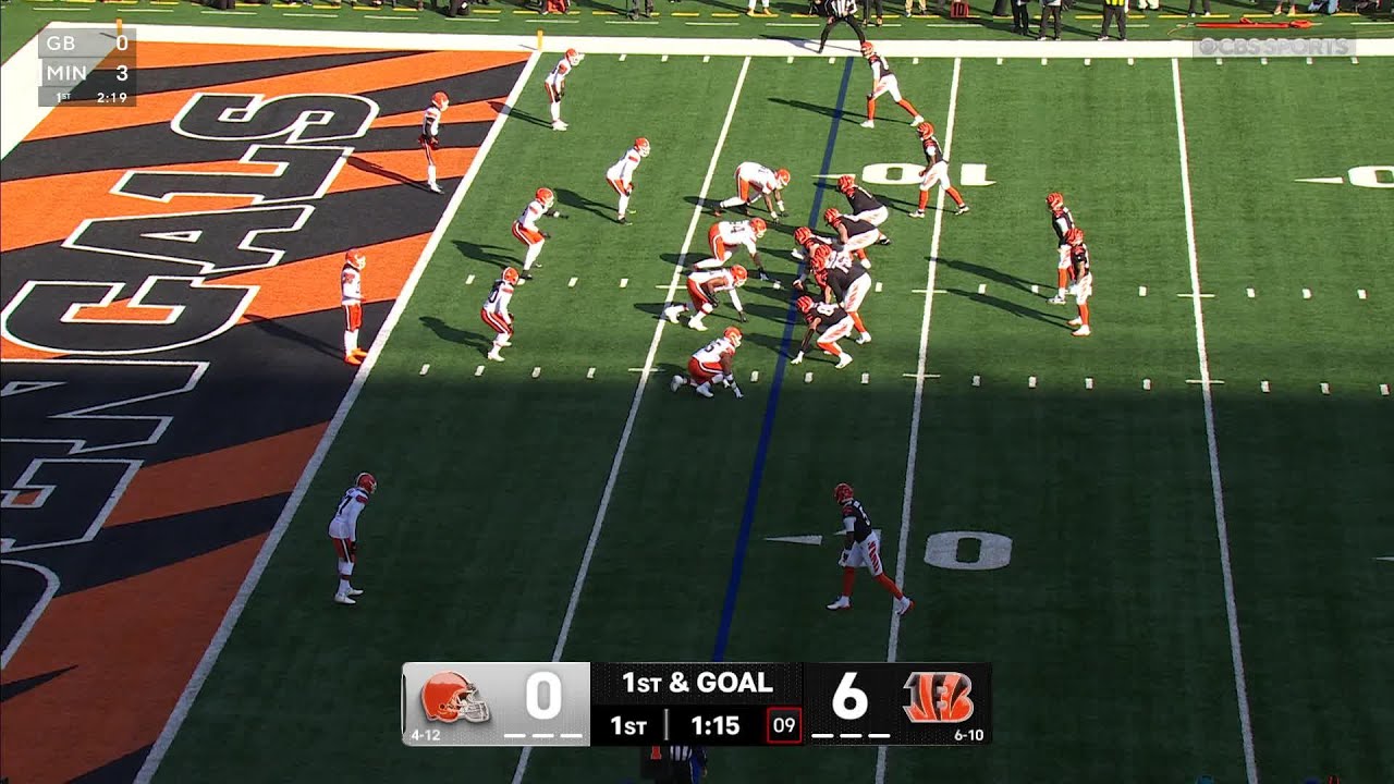 Devin Bush picks off Joe Burrow and takes it to the house!