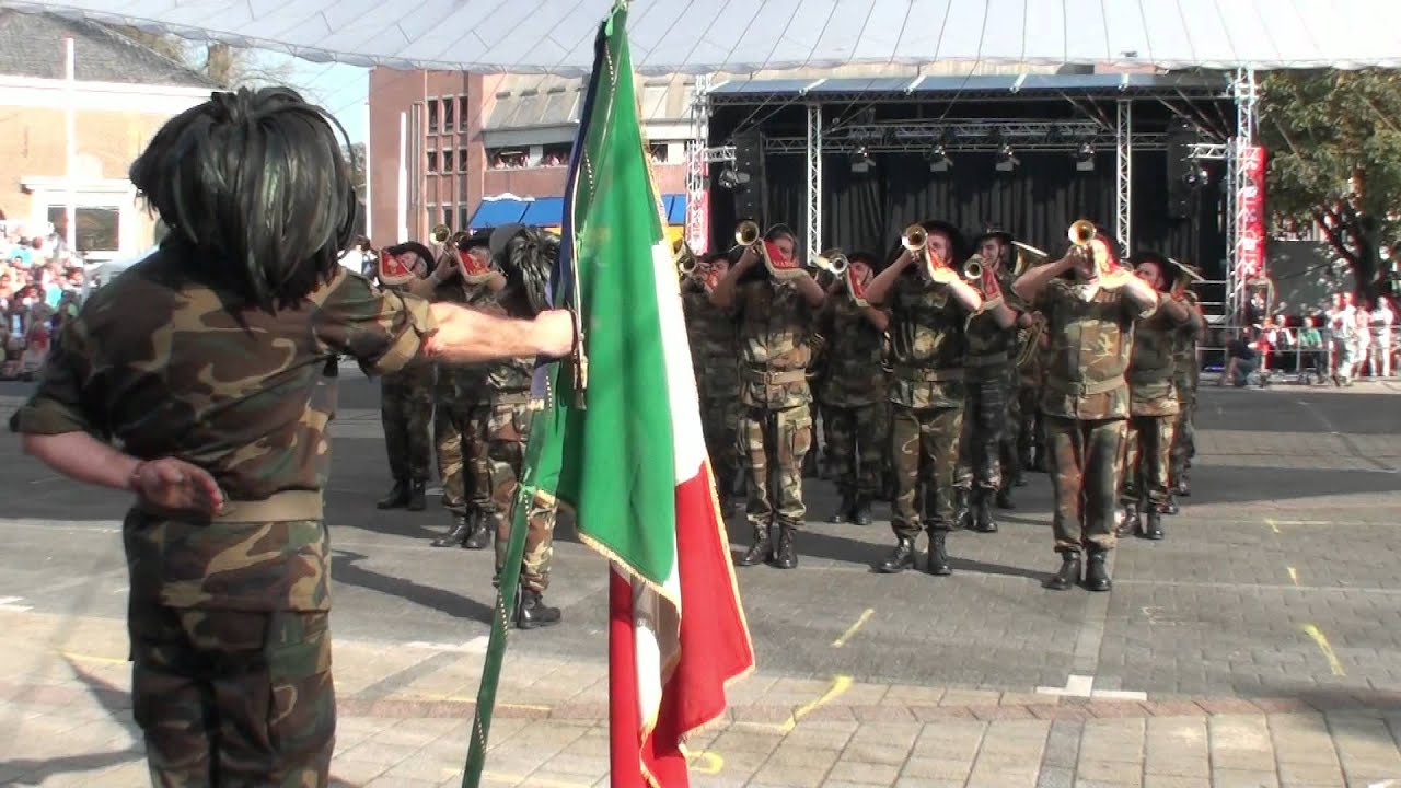 2-10-2011 hardlopende Bersaglieri Aminto Caretto de Melzo uit Italië Taptoe Leiden