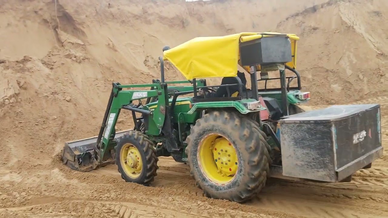 John Deere loader 5310  //मिट्टी की ट्रॉली भरते हुए //कांटेक्ट नंबर रेलिंग भराव हेतु सम्पर्क comant,