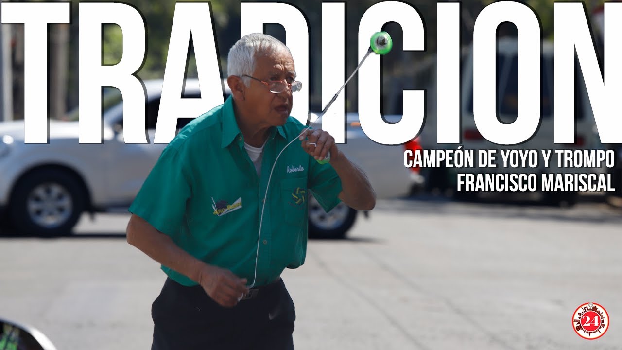 Campeón mundial de yoyo se gana la vida mostrando sus habilidades en un semáforo