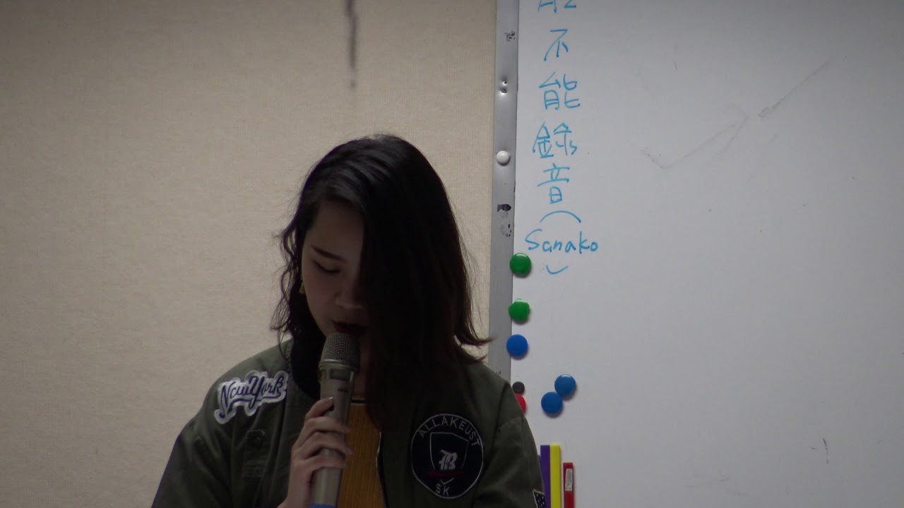 Amber Reading the news 20180321 01