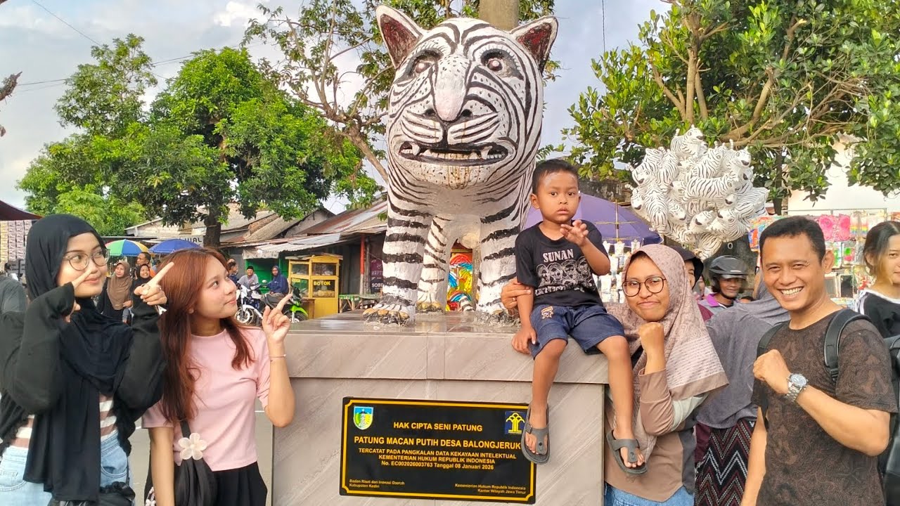 VIRAL PATUNG MACAN PUTIH BALONGJERUK KEDIRI FULL PENGUNJUNG || CFD