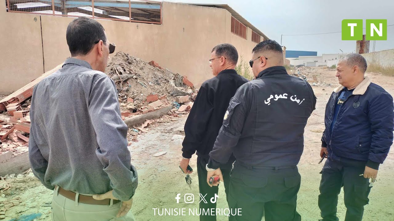 صفاقس : تنفيذ قرار هدم لبناء عشوائي  متسبب في غلق طريق عام منذ اكثر من 7 سنوات