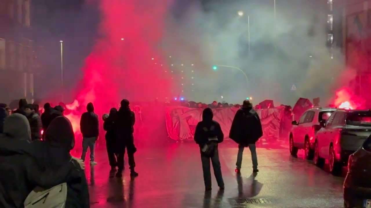 Firenze, manifestazione in ricordo di Ramy : fumogeni e cori contro giornalisti e forze dell'ordine