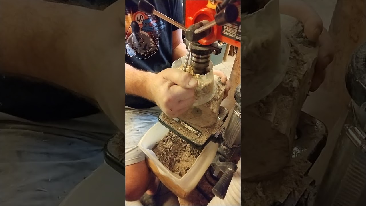 Hrnek kuksa, otvor se už rýsuje