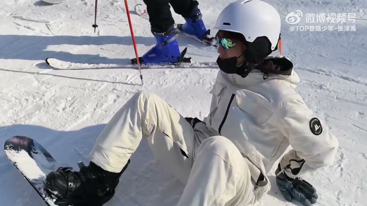 【TOP登陆少年-张泽禹】来滑雪了朋友们 感谢摄像师我的老爸！戴着小粉头盔 哈哈哈哈哈还挺可爱的 他跟着我尽力了 还好我滑得慢 但拍下来我俩觉得效果还行 很稳啊[doge] 