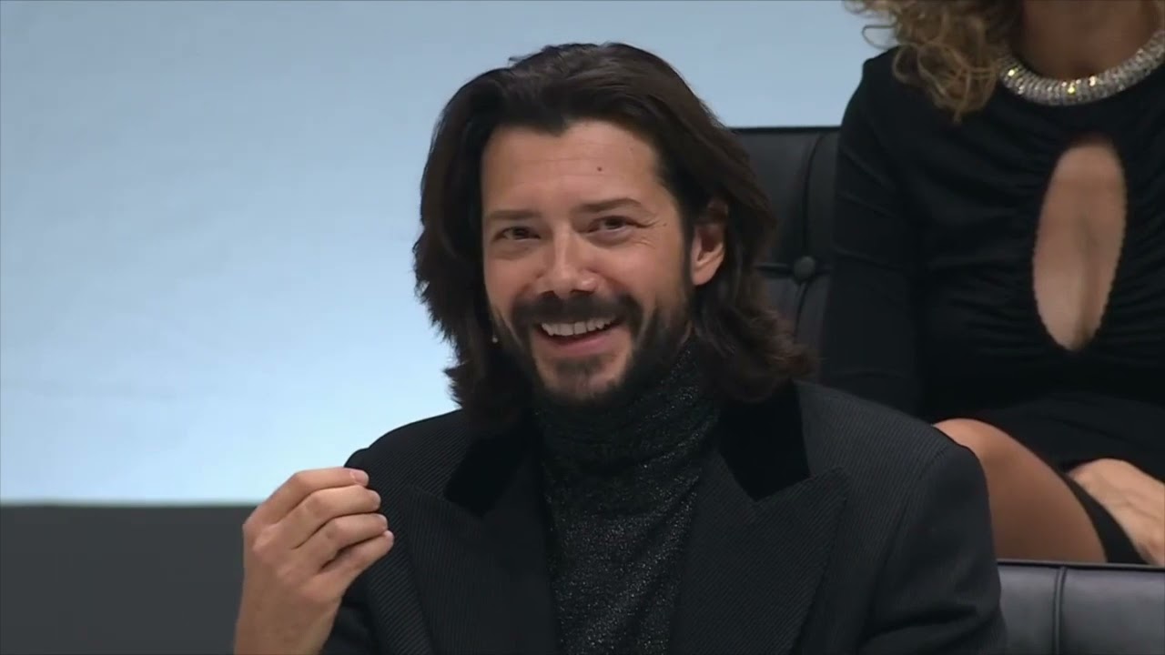 Alvaro Morte en el evento final de 