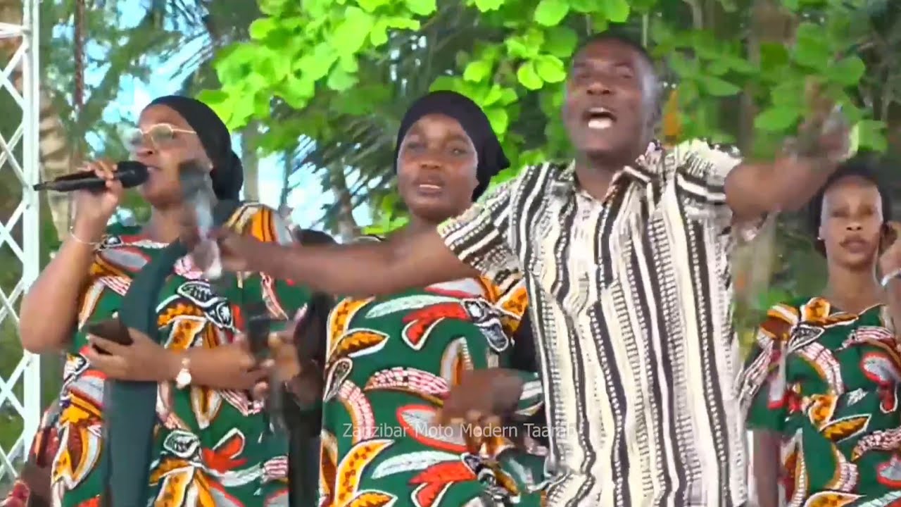 ZANZIBAR MOTO - MZALENDO WA KWELI ( YAIMBQA LIVE MBELE YA RAIS MWINYI )