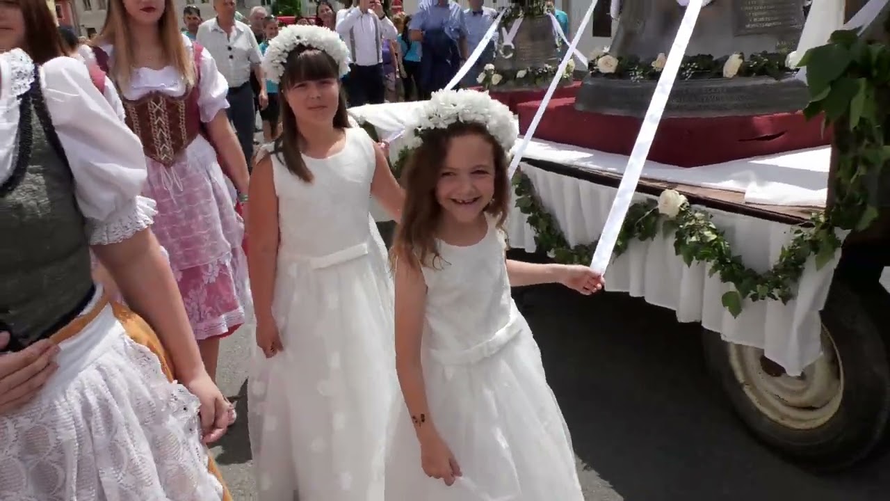 Slavnostní průvod s novými zvony - Město Touškov