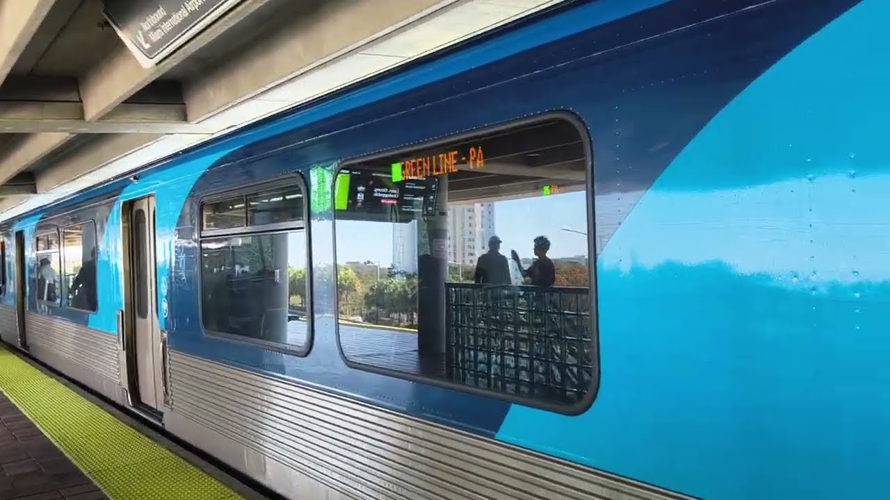 Miami Metrorail: Northbound train arriving at Earlington Heights Station