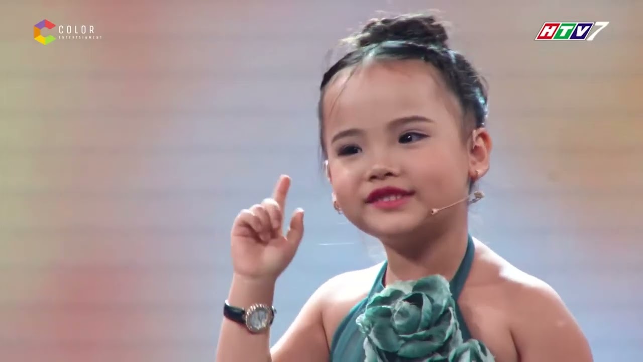 B&eacute; Minh Anh g&acirc;y b&atilde;o với tiết học Tiếng Anh b&aacute; đạo khiến kh&aacute;n giả ph&igrave; cười