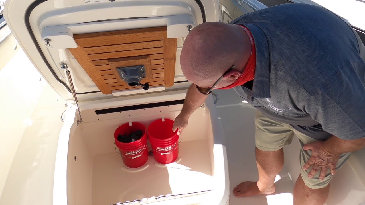 Boston Whaler | 330 Outrage | Product Walkthrough