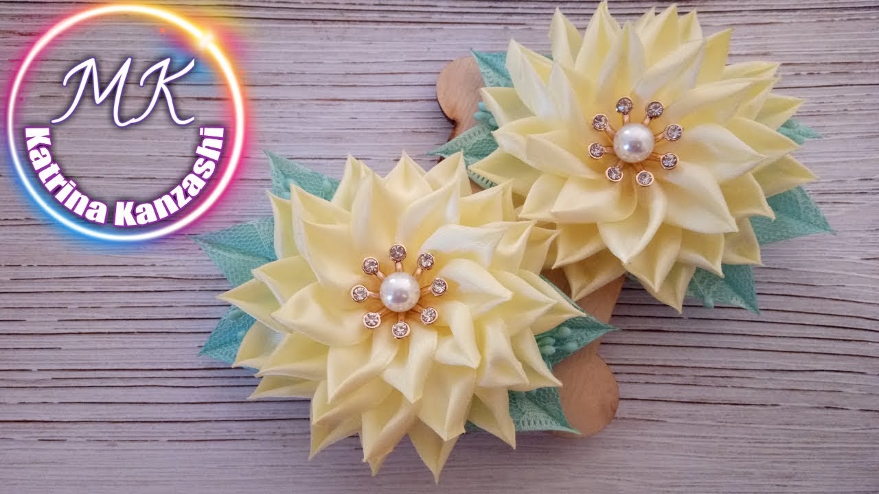 Нежные цветы из атласной ленты / Delicadas flores de fita de cetim.