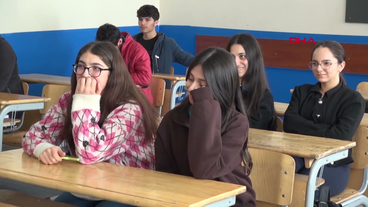 Deniz öğretmen, 26 yıl sonra ilk görev yeri olan Yüksekova’ya geri döndü