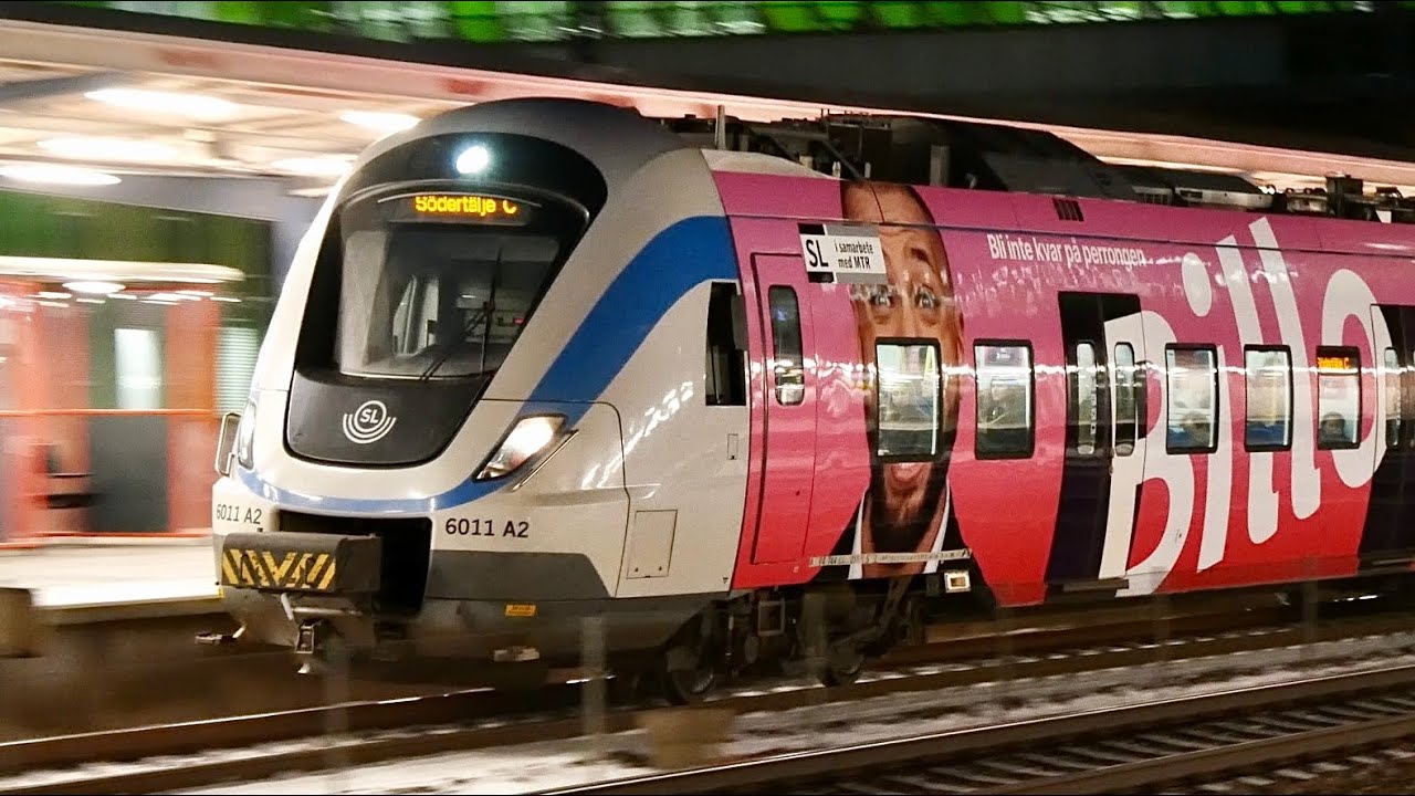 Pendeltåg på Älvsjö station i skymningen | X60 & X60B