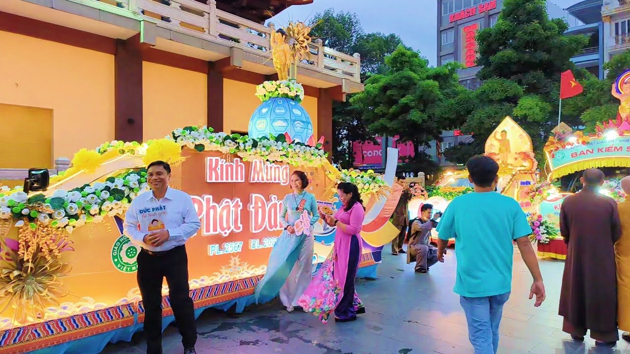 Dàn Xe Hoa Cực Đẹp Mừng Đại Lễ Phật Đản PL2567 tại Việt Nam Quốc Tự