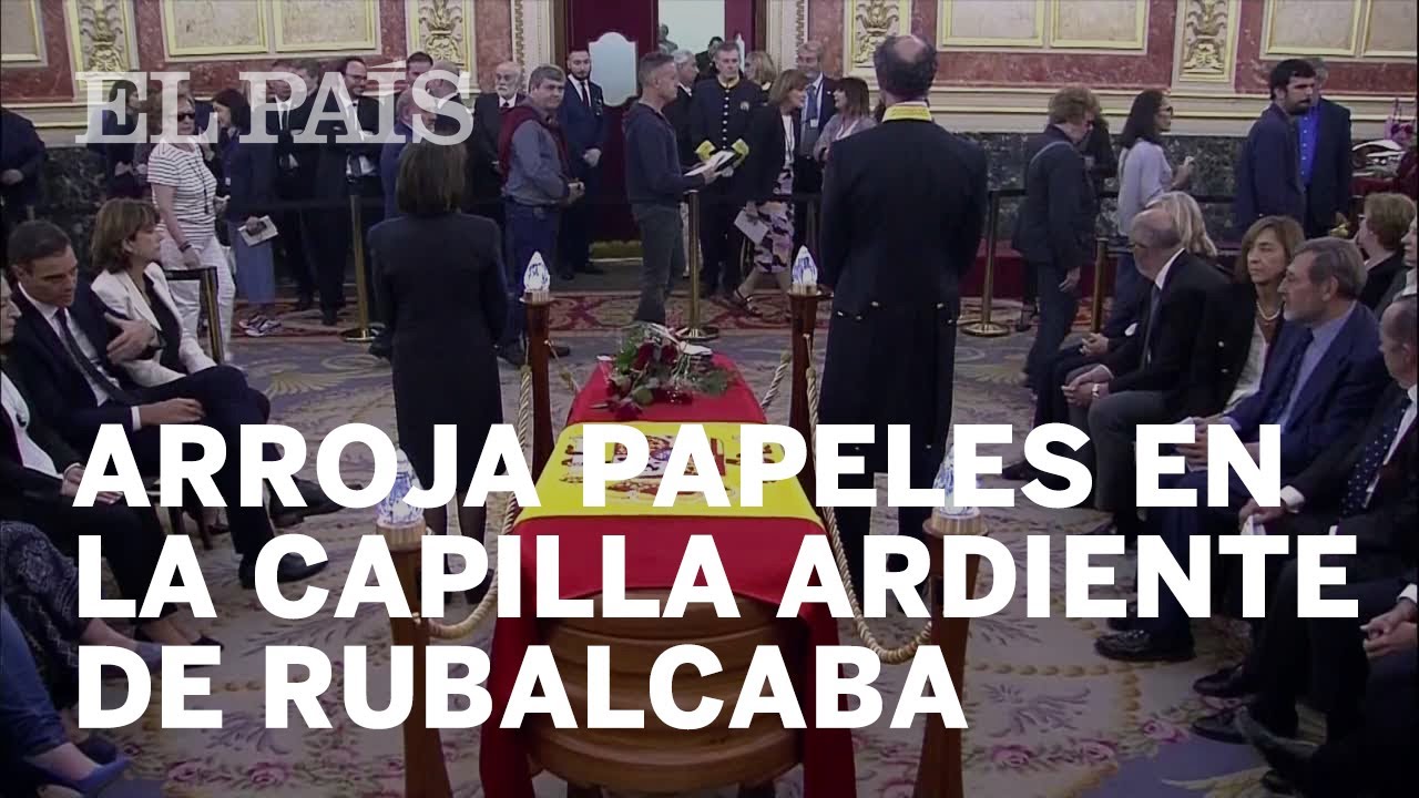 Un hombre arroja papeles en la capilla ardiente de Rubalcaba y pide ver al Presidente