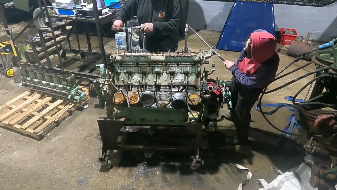 WATCH - A Time-lapse of a Rolls-Royce V12 Meteor 27L Lifting a Bank Cylinder