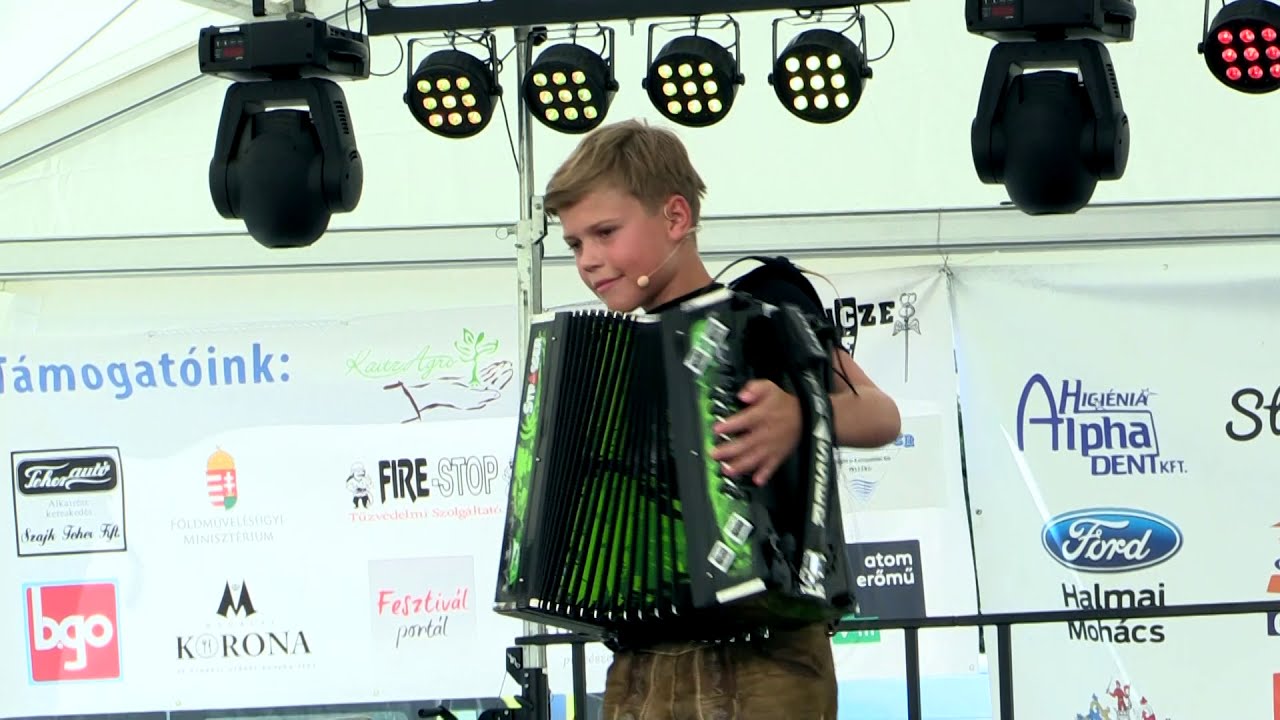 III. Dunamenti Halfesztivál - Luca Stangl mit seinem Opa - III. Donauländisches Fischfestival