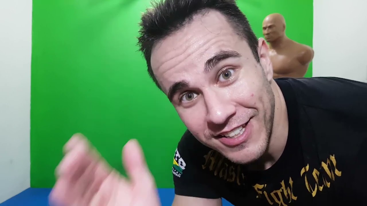 Se não alcança na cabeça! Chute na Cintura!