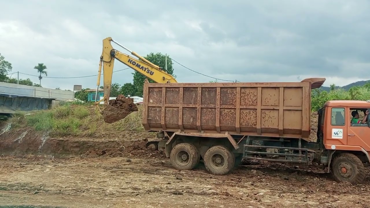 Excavator Komatsu loding tanah 