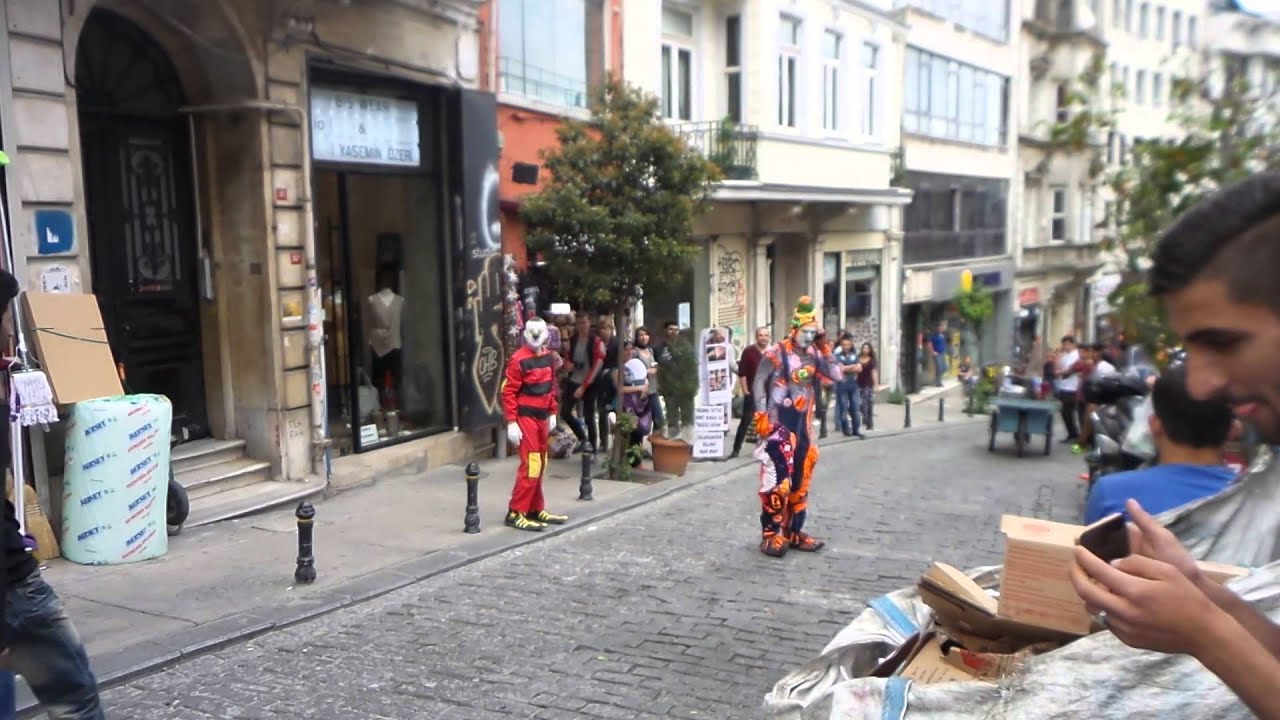 Istanbul Galata da süper eğlenceli sokak sanatı. ( KARCOCHA in Istanbul )