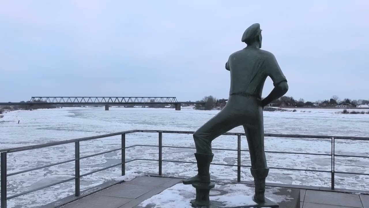 Eisschollen auf der Elbe in Lauenburg